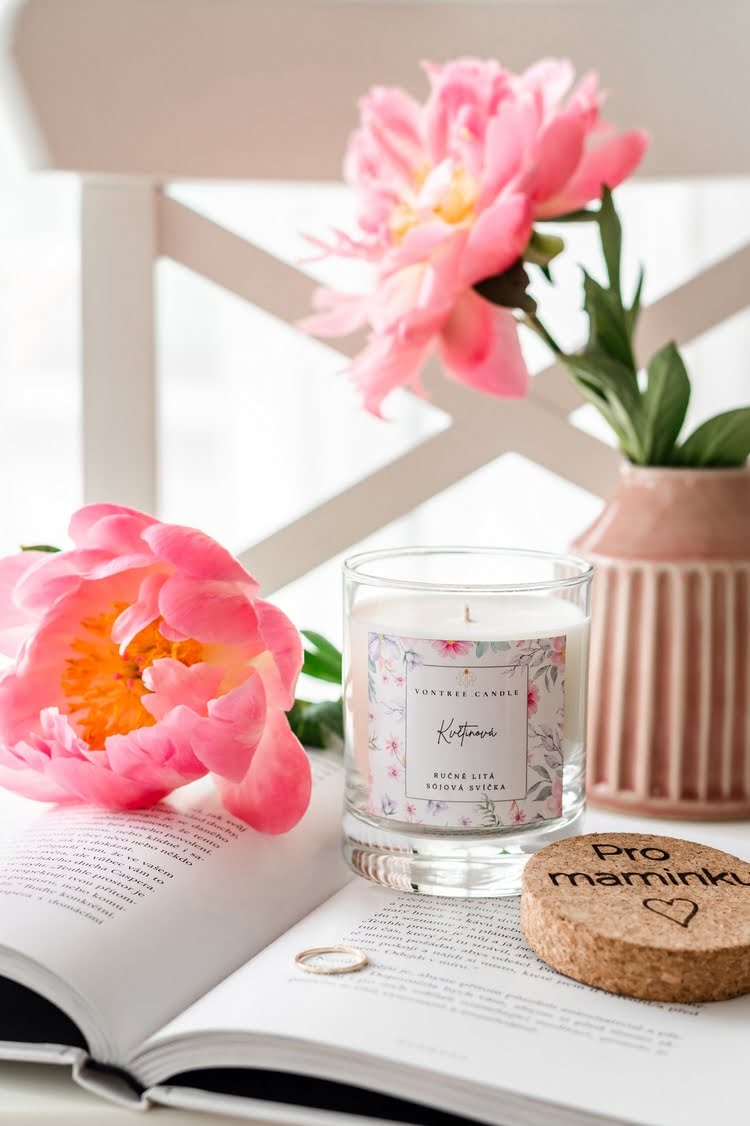 jarni vyzdoba kvetinova svicka s vuni lilie ibisku a jasminu vontree candle